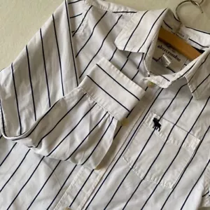 Abercrombe & Fitch Button Down Shirt Boy's Small Collar Muscle White and Blue - Picture 1 of 14