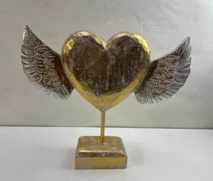 Adorno independiente corazón dorado grande sobre soporte de madera natural - Imagen 1 de 5