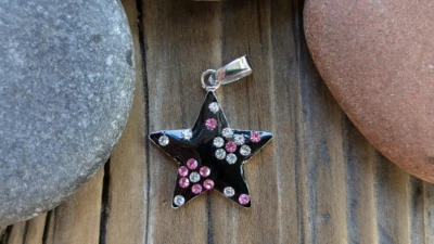 Dije de estrella de plata de ley y esmalte negro con flores de circonita rosa y blanca Foto 1 de 4