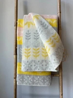 Jacquard Wende - Wolldecke Plaid "Folklore floral Gelb" 130x200 cm - Bild 1 von 4