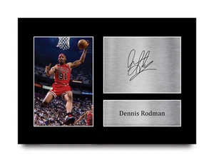Impresiones A4 firmadas de regalo del equipo de Chicago de Dennis Rodman para fanáticos del fútbol americano de la NFL - Imagen 1 de 15
