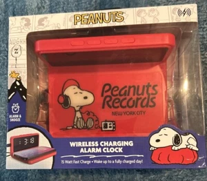 Peanuts Snoopy Wireless Charger Alarm & Snooze Clock 15 Watt Fast Charge - Red - Picture 1 of 2