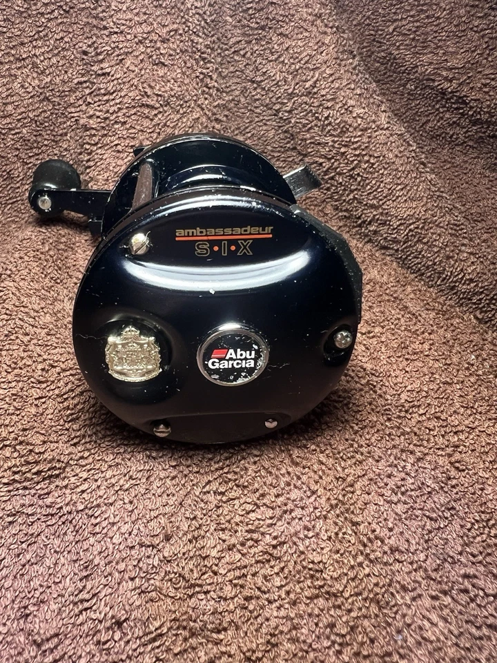 Raro Abu Garcia Ambassadeur SEIS Carrete Baitcaster MUESTRA Pie Estampado Coleccionable Foto 1 de 4