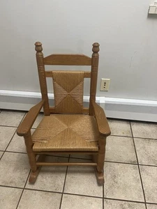 CRACKER BARREL KINDERSCHAUKELSTUHL AUS HARTHOLZ UND GEFLOCHTENER SITZLEHNE - Bild 1 von 9
