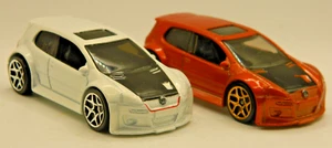 Hot Wheels - VOLKSWAGEN GOLF GTI x 2 - Blanco & Oran. - N Suelto Como Nuevo - Malasia - - Imagen 1 de 12