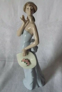 LLADRO 5599 Coquette Retired Excellent condition No Box 8.5" - Picture 1 of 8