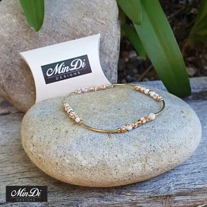 Tobillo elástico hecho a mano con 1/20 oro amarillo 14K relleno y Howlite blanco. - Imagen 1 de 3