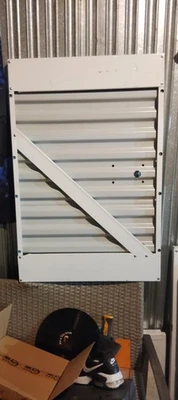 Puerta metálica para pequeñas unidades de almacenamiento, contenedores de envío, infinitas posibilidades  Foto 1 de 3