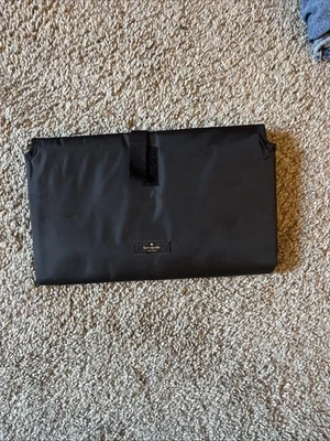 Almohadilla de viaje cambiadora de pañales para bebé Kate Spade New York negra plegable Foto 1 de 3