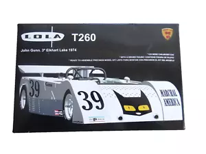 Lola T260 modellino auto kit di montaggio modello auto da corsa veicolo Vanquish 1:32 NUOVO IMBALLO ORIGINALE - Foto 1 di 6