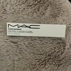 MAC STUDIO - IMPRIMACIÓN HIDRATANTE RADIANTE + ILUMINADORA SEDOSA - 1 OZ / 30 ML - Imagen 1 de 1