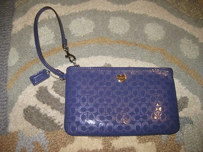 НОВЫЙ ТРЕНЕР ТЕМНО-ПЕРФОРИРОВАННЫЙ ТИСНЕНЫЙ ЖИДКИЙ ГЛЯНЦЕВЫЙ КОШЕЛЕК С РЕМЕШКОМ БУМАЖНИК КЛАТЧ 51677 - Изображение 1 из 4