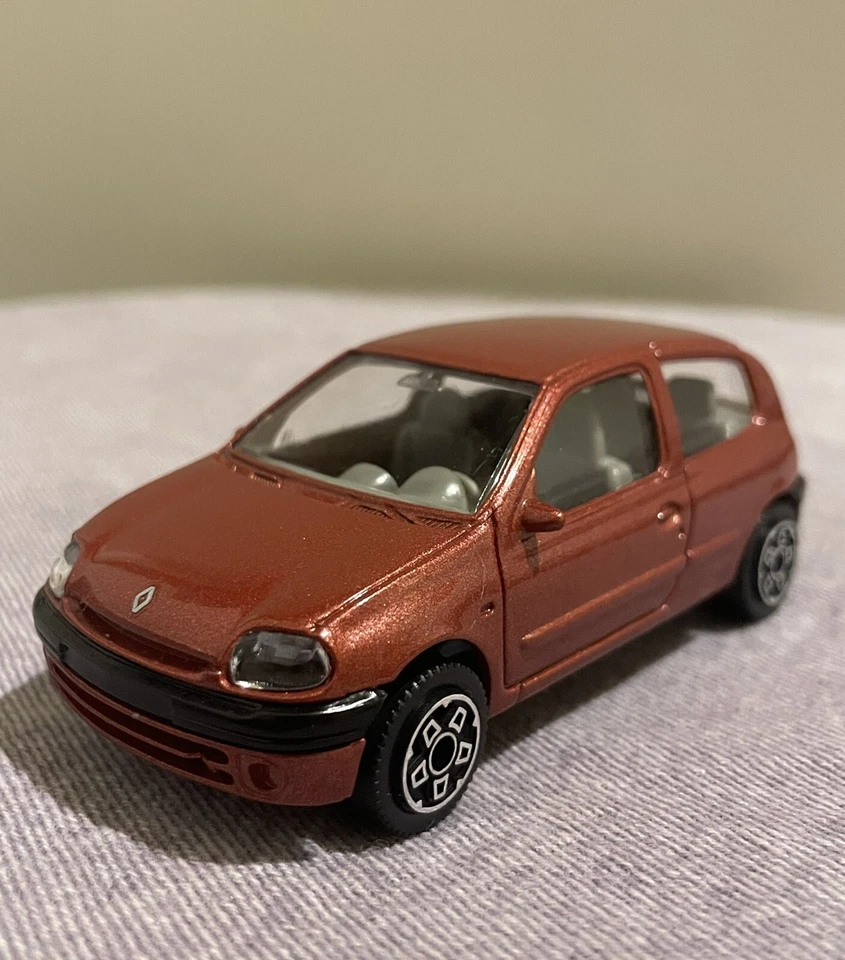 Voiture Miniature Renault Clio 2 II 1/43 en Métal Bburago vintage Très bon état - Photo 1/4