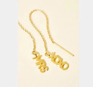 Free People Ohrringe 18 Karat Gold Buchstaben Tropfen Einfädler 108,00 $ MRS XOXO - Bild 1 von 2
