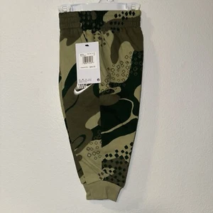 Pantalones de chándal para niños Nike Club con estampado de camuflaje - camuflaje oliva natural 2T - Imagen 1 de 4