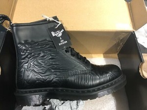 dr martens 4 elementos grises