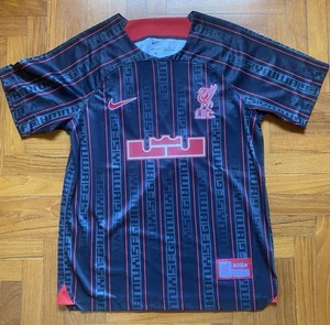 Maglia Calcio Premier League Liverpool x LeBron James– EDIZIONE LIMITATA | M - Foto 1 di 7