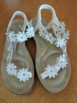 Annie Comfort 女式白色/银色铆钉平底凉鞋花卉尺寸 6.5M — 第 1/4 张图片