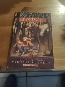 The Fairy Tale Detectives (The Sisters Grimm 1) - Paperback - GOOD - Bild 1 von 2