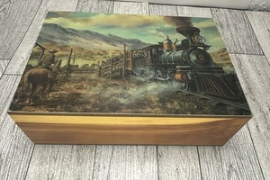 Portagioie vintage in legno di cedro con stampa locomotiva treno cowboy occidentale 7x5x2 - Foto 1 di 10