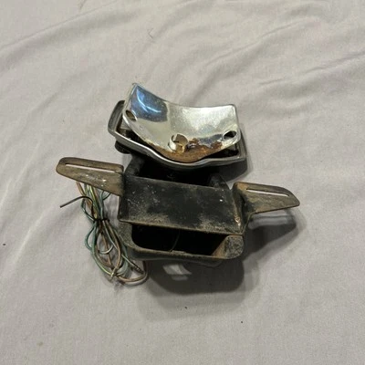 1969 HONDA CL175 TAILLIGHT MOUNT ASSEMBLY - Imagem 1 de 4