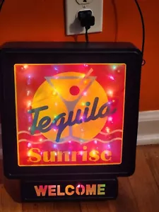 Letrero iluminado de bienvenida Tequila Sunrise con vidrio Martini metal oliva vintage - Imagen 1 de 4