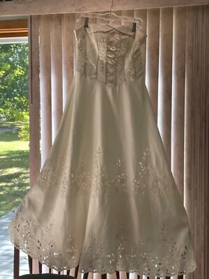 Vestido de novia marfil sin tirantes línea A con lentejuelas, abalorios y bordados Foto 1 de 4
