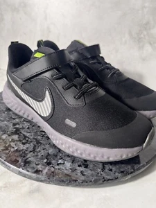 NIÑOS TALLA 3Y NIKE RESOLUTION NEGRO GRIS RAYAS CORRER GIMNASIO ZAPATILLAS CON CORREA - Imagen 1 de 6