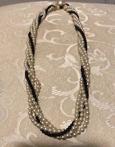 Damen Vintage Halskette schwarz und elfenbein geflochtene Perlen. Vintage Halskette mit Verschluss - Bild 1 von 7