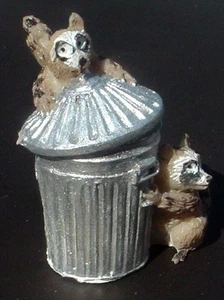 Zwei Waschbären und Mülleimer 1/32 Maßstab 1/24 Maßstab G Skala Diorama Zubehörartikel - Bild 1 von 1