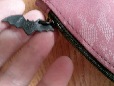 IPSY Halloween Murciélago Cremallera Tirar Gótico Granate Aspecto de Encaje Vinilo Cartera Bolso de Maquillaje Foto 1 de 4