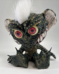 Estatuilla a rayas de papel maché hecha a mano Gremlins película 10" de alto espeluznante Halloween - Imagen 1 de 7