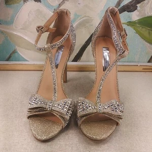 Zapatos para mujer INC sandalias diamantes de imitación plateados talla 6 SKU #09069 - Imagen 1 de 7