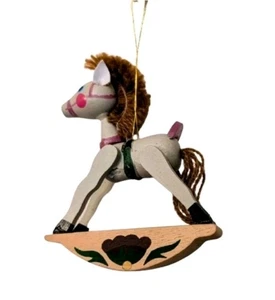Adorno de Navidad de caballo mecedor vintage madera blanco hilo de Taiwán cola de melena - Imagen 1 de 6