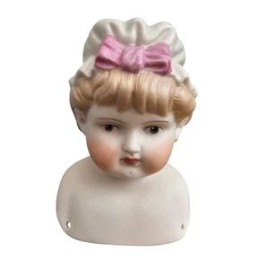 Vintage handbemalte Biskuit Puppe Büste Kopf junges Mädchen mit Haube gestempelt - Bild 1 von 6