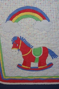 Edredón de bebé de colección años 80 arco iris caballo mecedor colores primarios cuna cama para niños pequeños usado en excelente estado - Imagen 1 de 6