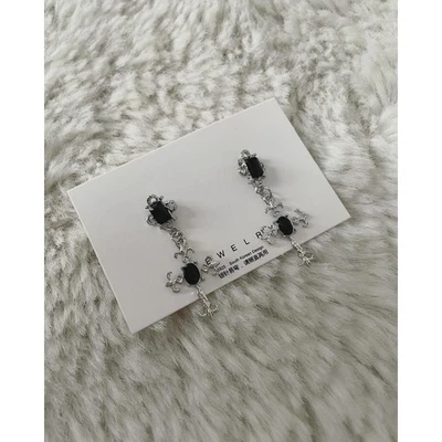 Brincos vintage góticos cromados com corações cruzados Y2K - Imagem 1 de 2