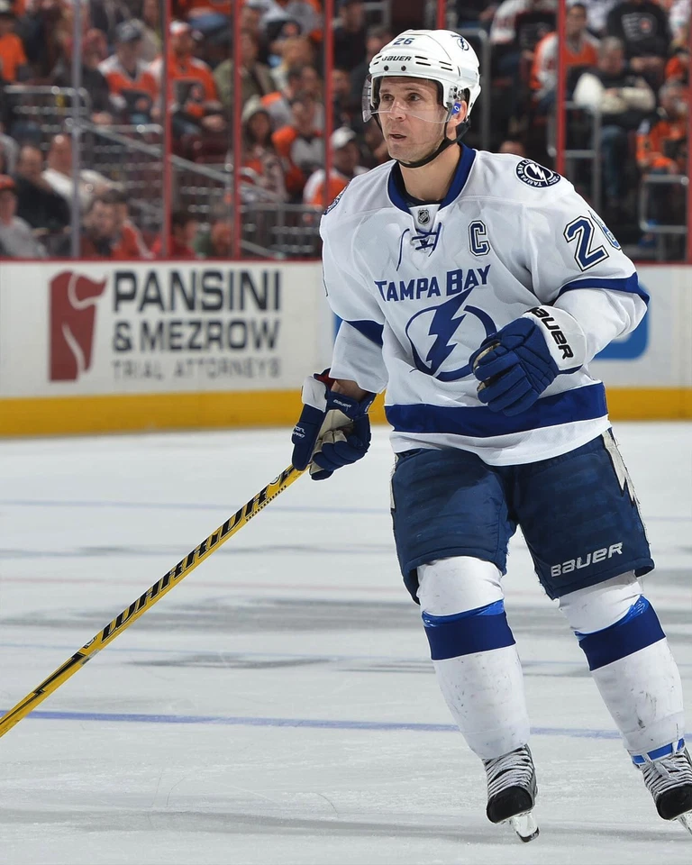 Martin St Louis on Ice Action Tampa Bay Lightning 8x10 NHL Hockey Photo - Image 1 of 1