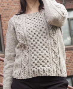 Strickmuster Kopie 3570.    Damenpullover mit Kabel.    40-52" Brust.   Aran - Bild 1 von 1