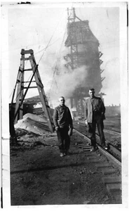 RAILROAD WORKERS IN 1924.VTG 4.5" x 2.7" PHOTO IN ROUGHER SHAPE*X1/10 - Picture 1 of 2