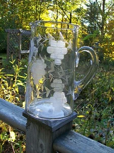 Vintage eleganter Glas Wasser/Limonade Krug mit geätztem Traubenmuster 2 Quart - Bild 1 von 4