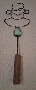 Vintage Twisted Wire Rug Beater w/Wooden Handle Teddy Bear Cottagecore - Picture 1 of 6