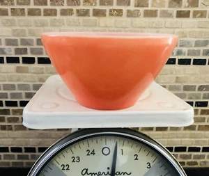 Cuenco de cereales coralino Fire King de colección lado inclinado croqueta pesada difícil de encontrar - Imagen 1 de 2