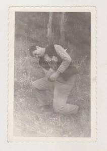 Liebevolle schöne charmante junge Mann schlägt verspielte Posen Homosexuell Int ungewöhnlich - Bild 1 von 7