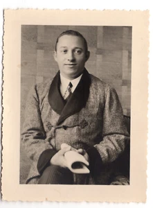 altes orig. s/w Foto eleganter Mann Dandy im Anzug Mantel Vintage Mode - Bild 1 von 1