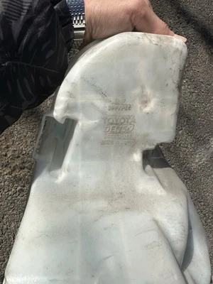 Резервуар для воды на лобовое стекло 2006-2015 Lexus Is250/350/isf  - Изображение 1 из 3