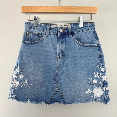 Minifalda Denim Co Lavada Ligera Blanca Floral Bordada Dobladillo Crudo Talla 4 Foto 1 de 4