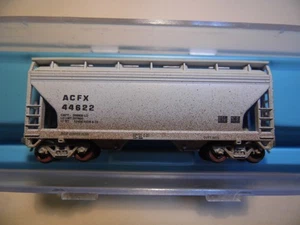 N - Atlas - 2 Bay PS-2 Covered Hopper, (WellsFargo) ACFX 44622 Weathered w/M-M - Picture 1 of 2
