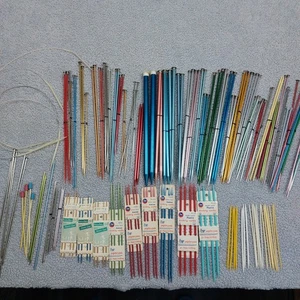 ENORME LOTTO DI FERRI DA MAGLIA VINTAGE 75+ PAIA BOYE SUSAN BATES - Foto 1 di 20