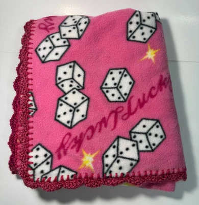 Manta de ganchillo de lana rosa hecha a mano con borde de vieira Foto 1 de 2